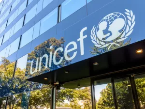 Jovens foram 'desproporcionalmente' afetadas pelo vírus da aids em 2023, diz Unicef