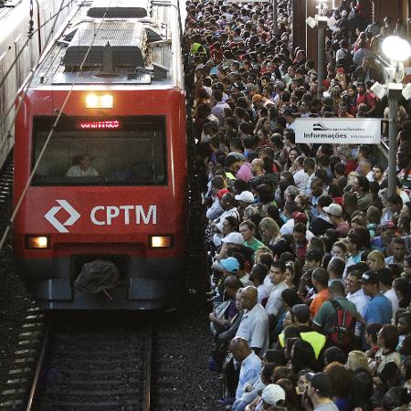 Passageiros na plataforma da estação da Luz da CPTM