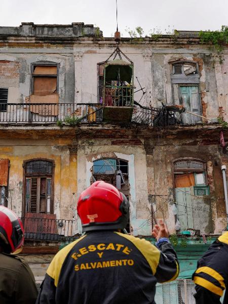 Bombeiros trabalham em resgate em prédio desabado, em Havana