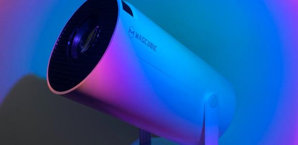 Telão de cinema em casa: projetor está com desconto e sai por R$ 310