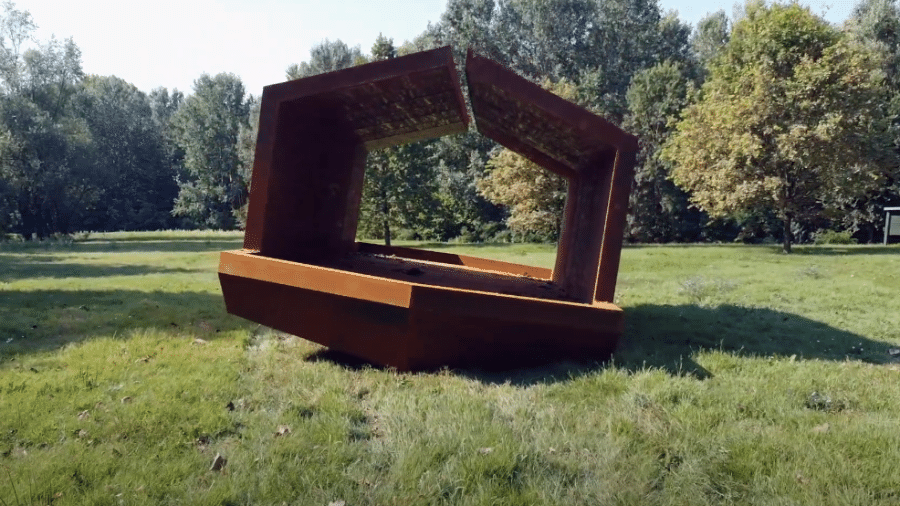 A instalação 'Sweet Home', de Umberto Cavenago, é feita de madeira