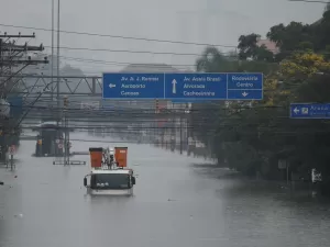 Cidades voltam a inundar, e água interrompe trabalho de limpeza no RS