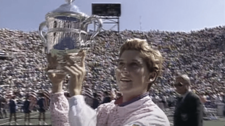 Monica no US Open de 1991, levantando a taça de seu quarto Grand Slam com apenas 17 anos