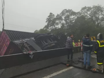 Van que levava atletas de remo é arrastada por carreta no PR; seis morrem