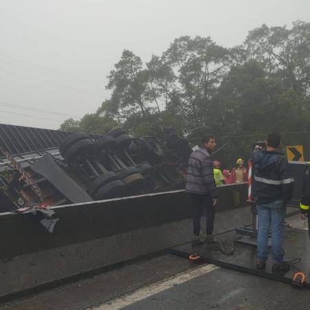 Carreta tombou e caiu por cima da van que levava atletas de time adolescente de remo na BR-376