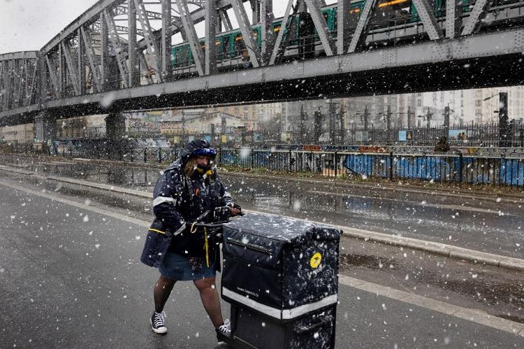 Carteira anda em meio à neve em Paris