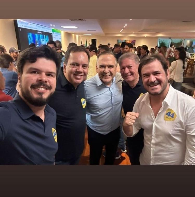 Empresário preso pela PF, Marcos Moura (segundo da direita para a esquerda) participa de evento do União Brasil. Na foto, da direita para a esquerda, o presidente do partido, Antônio Rueda, Marcos Moura, o prefeito eleito de Goiânia, Sandro Mabel, o deputado federal Elmar Nascimento e o deputado federal Fernando Coelho Filho