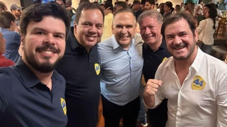 Empresário preso pela PF, Marcos Moura (segundo da direita para a esquerda) participa de evento do União Brasil. Na foto, da direita para a esquerda, o presidente do partido, Antônio Rueda, Marcos Moura, o prefeito eleito de Goiânia, Sandro Mabel, o deputado federal Elmar Nascimento e o deputado federal Fernando Coelho Filho