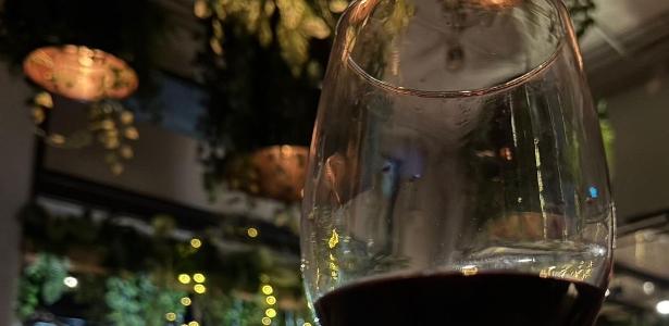 Amanda cotrim: argentina cara choca brasileiros: 'mais barato tomar vinho do que água'