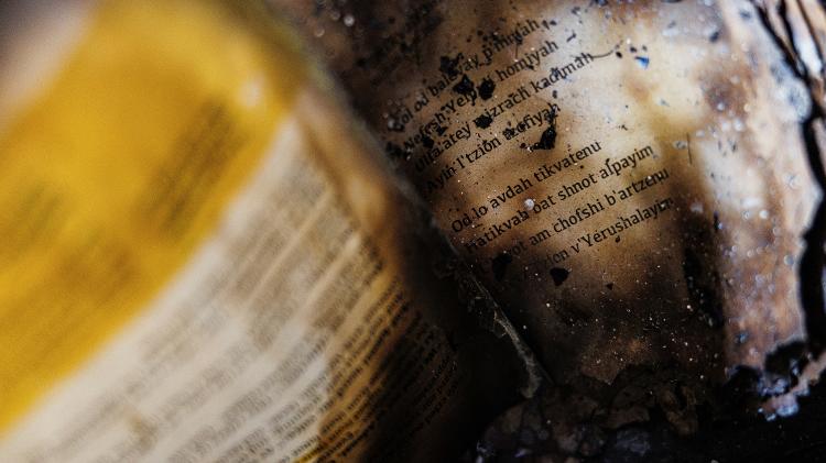 Papéis e livros foram destruídos pelo fogo