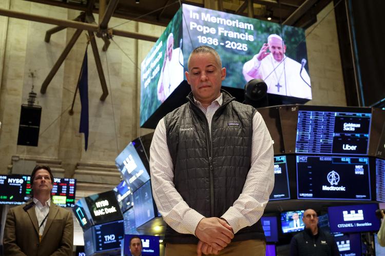 Operadores fazem um minuto de silêncio no pregão da Bolsa de Valores de Nova York (NYSE) após o anúncio da morte do Papa Francisco Operadores fazem um minuto de silêncio no pregão da Bolsa de Valores de Nova York (NYSE) após o anúncio da morte do Papa Francisco