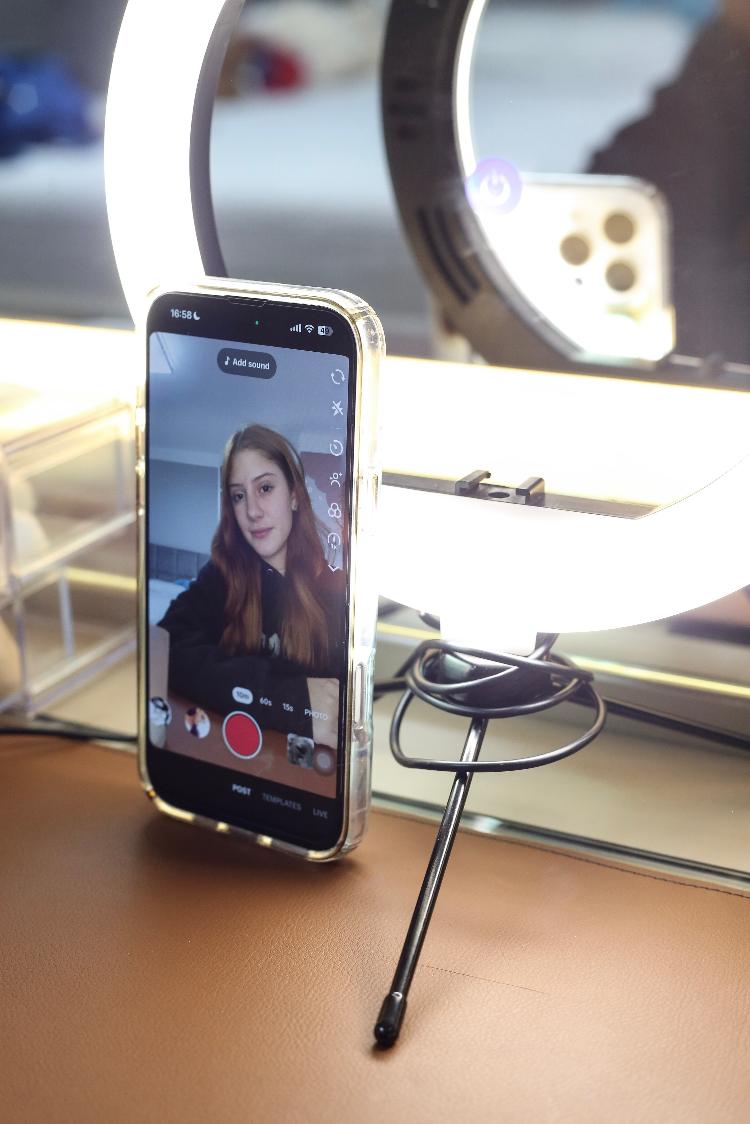 Liz ficou famosa gravando vídeos na penteadeira de seu quarto