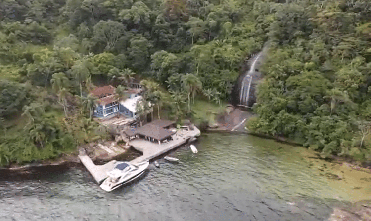 Imagem feita por drone da casa na ilha de Angra, publicada no Instagram de Flávio Bolsonaro