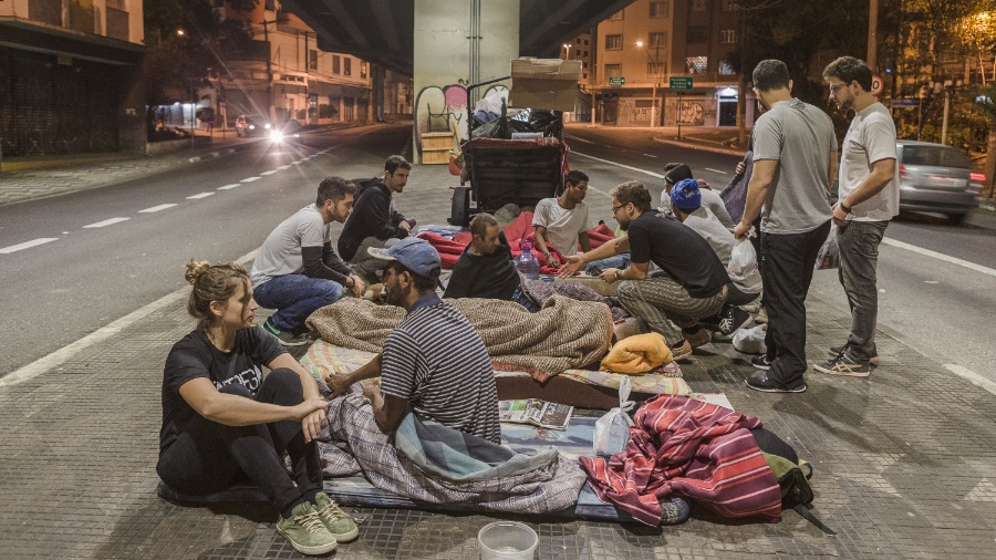 3.jul.2015 - Integrantes do projeto "Entrega por SP" e moradores de rua conversam em via no centro de São Paulo - Avener Prado/Folhapress