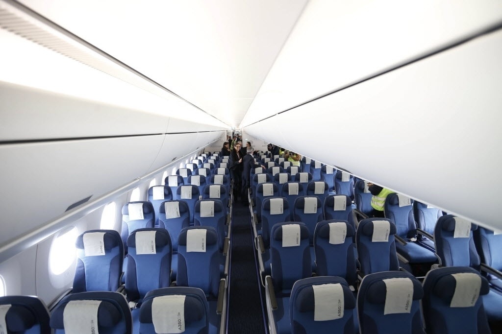 07.jun.2015 - O novo Airbus A350 XWB vai contar com 16,7 milhões de tonalidades de lâmpadas de LED. Isso, segundo a empresa, em efeitos combinados de iluminação, deve ajudar a diminuir o jet lag, cansaço causado por longas viagens em que há mudança de fuso horário. - Junior Lago/UOL