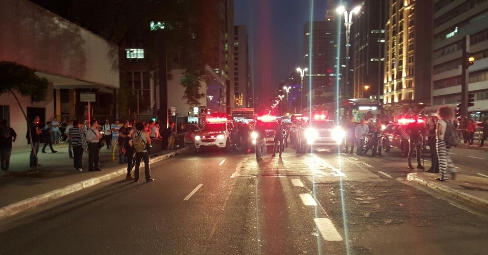 02.dez.2015 - Estudantes fechram avenida Paulista na altura do número 2.300 na noite desta quarta por cerca de 15 minutos. Para evitar novo confronto com PM -- policiais haviam jogado bomba de gás no bloqueio da Henrique Schaumann --, eles decidiram dispersar