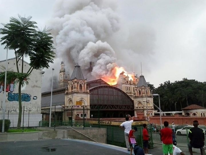21.dez.2015 - Um incêndio de grandes proporções atinge o Museu da Língua Portuguesa, na região central de São Paulo. Não há informações sobre as causas de incêndio nem se há vítimas - Reprodução/Facebook/Milena Quattrer