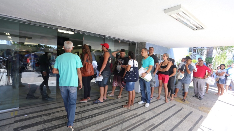 Foto de 2016 mostra pacientes em fila, reclamando de falta de atendimento no Hospital Estadual Albert Schweitzer, no Rio Foto de 2016 mostra pacientes em fila, reclamando de falta de atendimento no Hospital Estadual Albert Schweitzer, no Rio