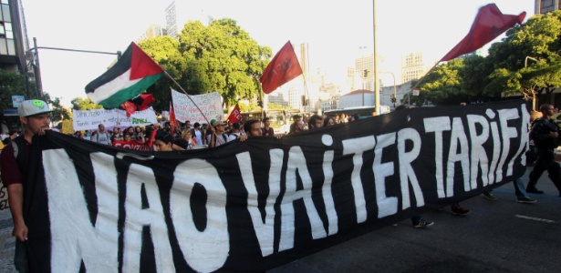 Rio de Janeiro tem ato do MPL (Movimento Passe Livre) contra o aumento das tarifas do transporte público - José Lucena - 26.jan.2016/Futura Press/Estadão Conteúdo