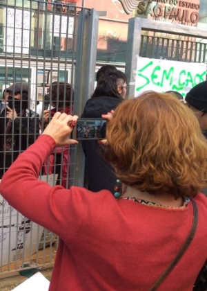 5.mai.2015 - Mãe de uma aluna de 15 anos que está na ocupação do Centro Paula Souza, Cris registra a manifestação dos estudantes - Emanuel Colombira/UOL