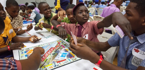 Ibrahim Mubarak (de gravata e boné) gesticula nos minutos finais do Campeonato de Monopoly Sub-17 em Lagos, Nigéria - Chris Stein via The New York Times