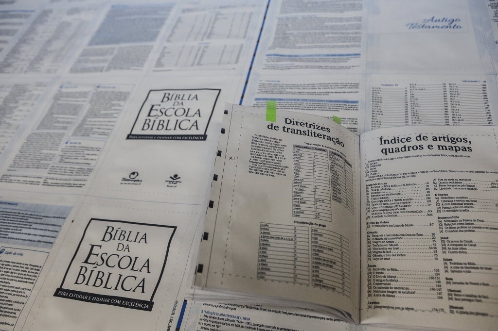Processo de produção da Bíblia na gráfica da SBB (Sociedade Bíblica Brasileira), em Barueri (SP) - Lucas Lima/UOL