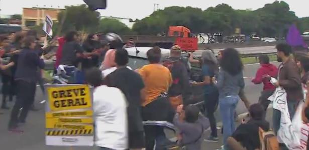 Momento em que motorista avanço com carro sobre manifestantes - Reprodução/TV Vanguarda
