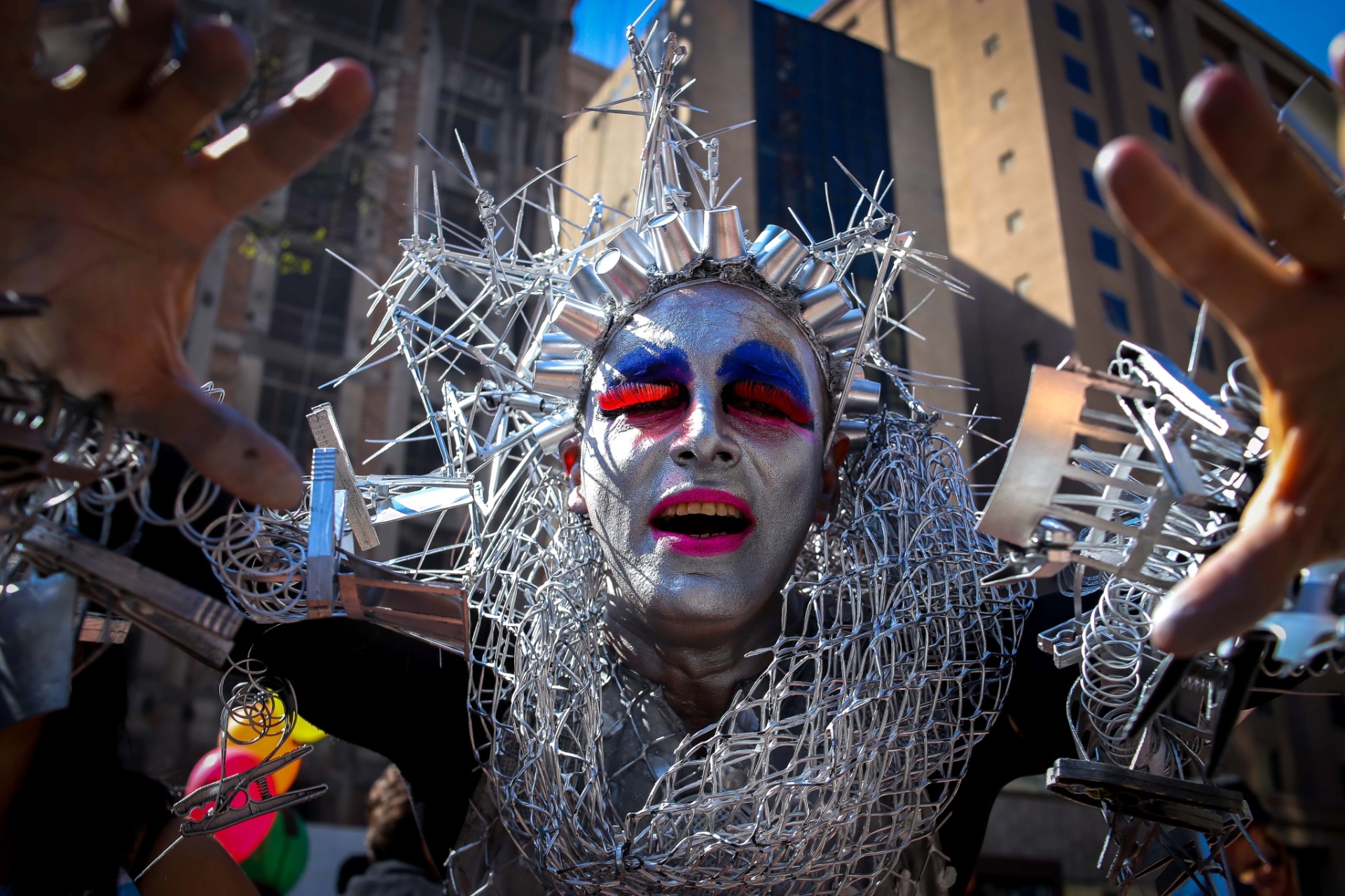 18.jun.2017 - Como de costume, a Parada Gay atrai milhares de manifestantes com as mais diversas fantasias. A edição de 2017 do tradicional evento em favor da diversidade começa na avenida Paulista e segue pela rua da Consolação até a praça da República, no centro da capital - DARIO OLIVEIRA/ESTADÃO CONTEÚDO