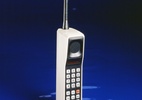 1º celular do mundo levava horas carregando e pesava quatro iPhones 14 Plus - Reprodução