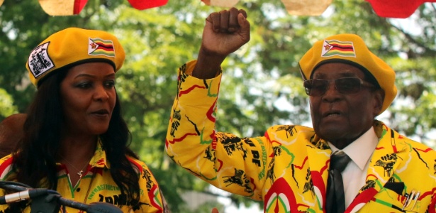Mugabe e a esposa, conhecida como Gucci Grace por causa do gosto por joias e roupas de luxo - REUTERS/Philimon Bulawayo
