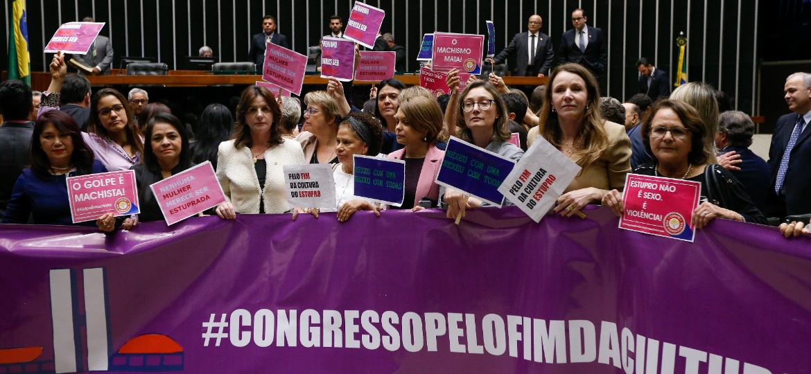 Câmara e Senado aprovaram esta semana leis que garantem mais segurança às mulheres - Pedro Ladeira/Folhapress
