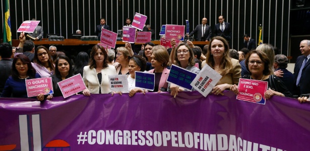 Deputadas e senadoras durante protesto em 2016 na Câmara contra a cultura do estupro - Pedro Ladeira/Folhapress