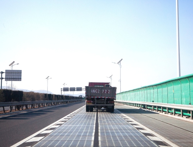 Caminhão passa por estrada solar em Jinan, na China - Giulia Marchi/The New York Times