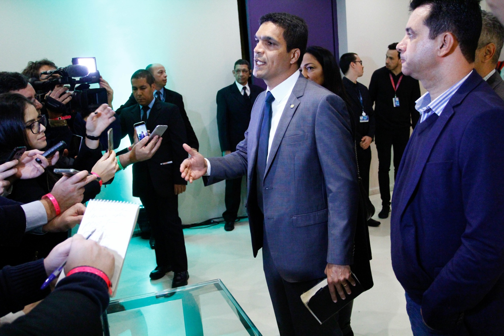 17.ago.2018 - O deputado federal Cabo Daciolo, candidato à Presidência pelo Patriota, chega para o debate na Rede TV, nesta sexta-feira (17) - Aloisio Mauricio/Estadão Conteúdo