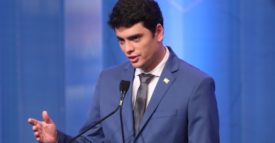O candidato do PRTB ao governo de São Paulo, Rodrigo Tavares, durante debate eleitoral promovido pela RedeTV!, em parceria com a revista IstoÉ, em estúdio da emissora, em Osasco (SP), na noite desta sexta-feira, 24