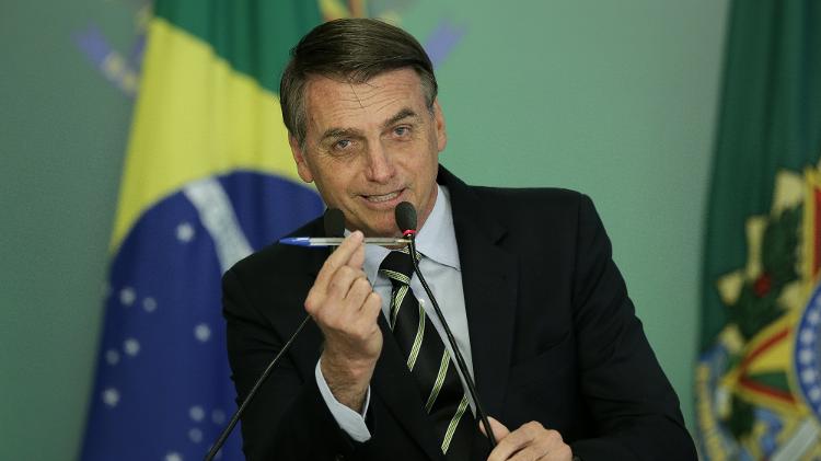 Resultado de imagem para bolsonaro assina decreto armas