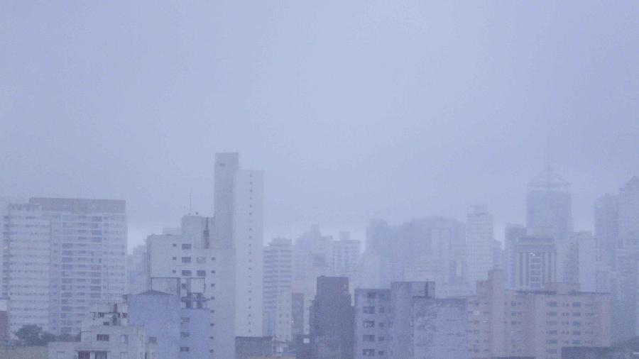 Neblina encobre a região central da cidade de São Paulo durante a manhã desta segunda-feira (4) - Ananda Migliano/O Fotográfico/Estadão Conteúdo