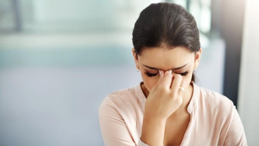 Dor de cabeça de procedência hormonal costuma afetar mais as mulheres - Getty Images