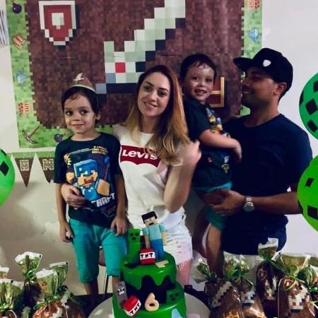 O casal Jefferson Trajano e Carla Batista e os filhos Enzo e Arthur - Reprodução/Facebook/Jeferson Trajano