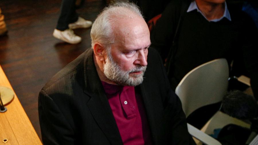 O padre Bernard Preynat durante seu julgamento por abuso de crianças em Lyon, na França - Emmanuel Foudrot/Reuters