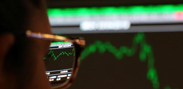 Mercado financeiro | Dólar cai a R$ 5,086, menor valor desde 26 de março; Bolsa sobe 2,15%