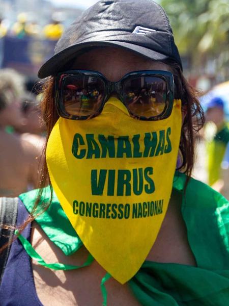 Manifestante no ato na praia de Copacabana, no Rio de Janeiro - Érica Martin/AM Press & Imagens/Estadão Conteúdo