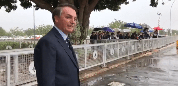 Bolsonaro deixando o Palácio da Alvorada