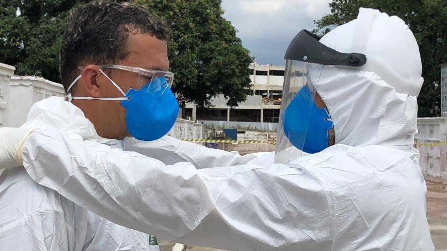 Coveiros foram treinados para fazer sepultamentos de vítimas do coronavírus com equipamento de segurança no Rio - Herculano Barreto Filho/UOL