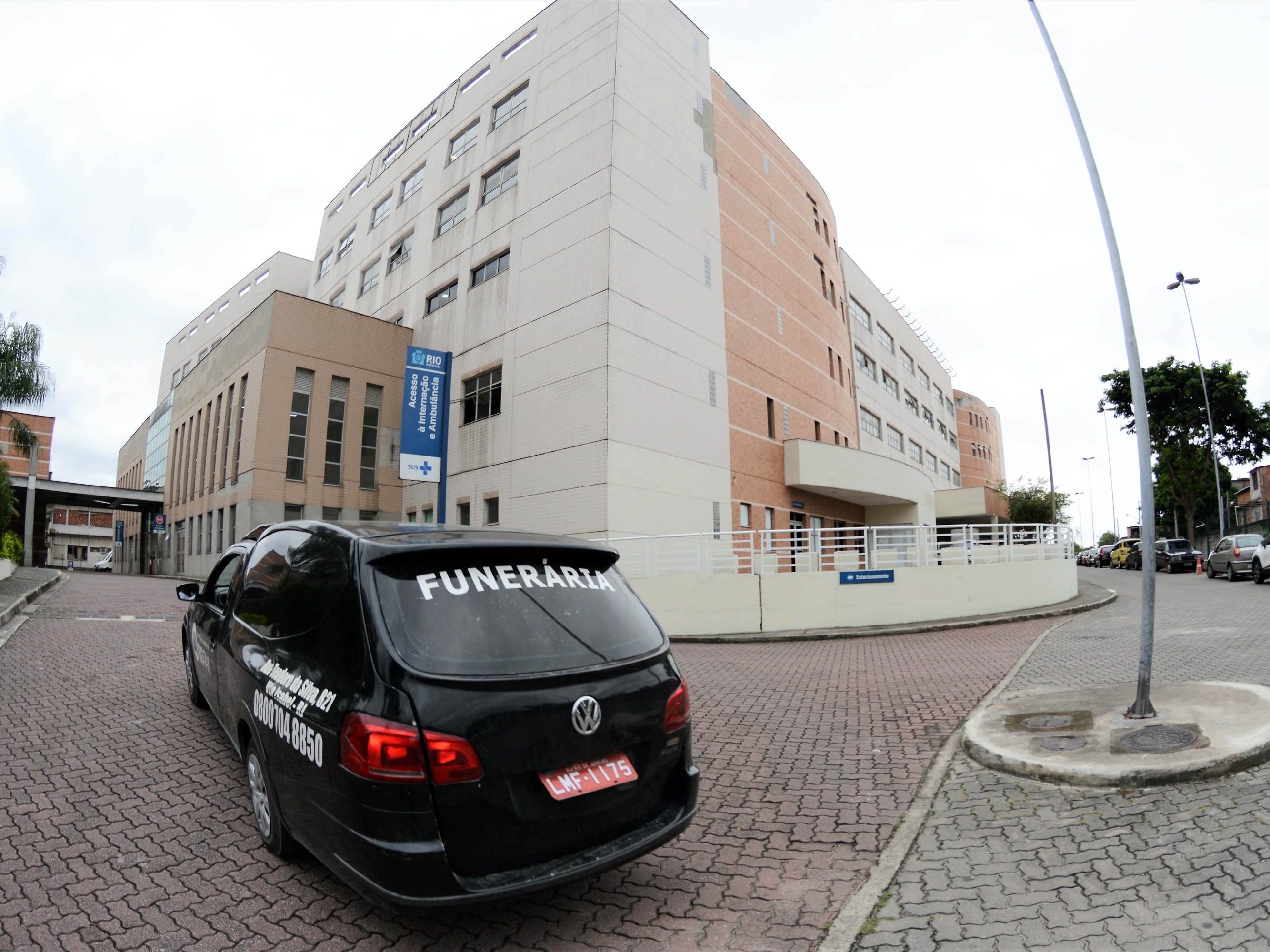 No Rio com recorde de mortes por covid, governantes liberam boates e folia