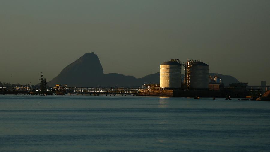 Tanques de gás natural na Baía de Guanabara, Rio de Janeiro - Pilar Olivares