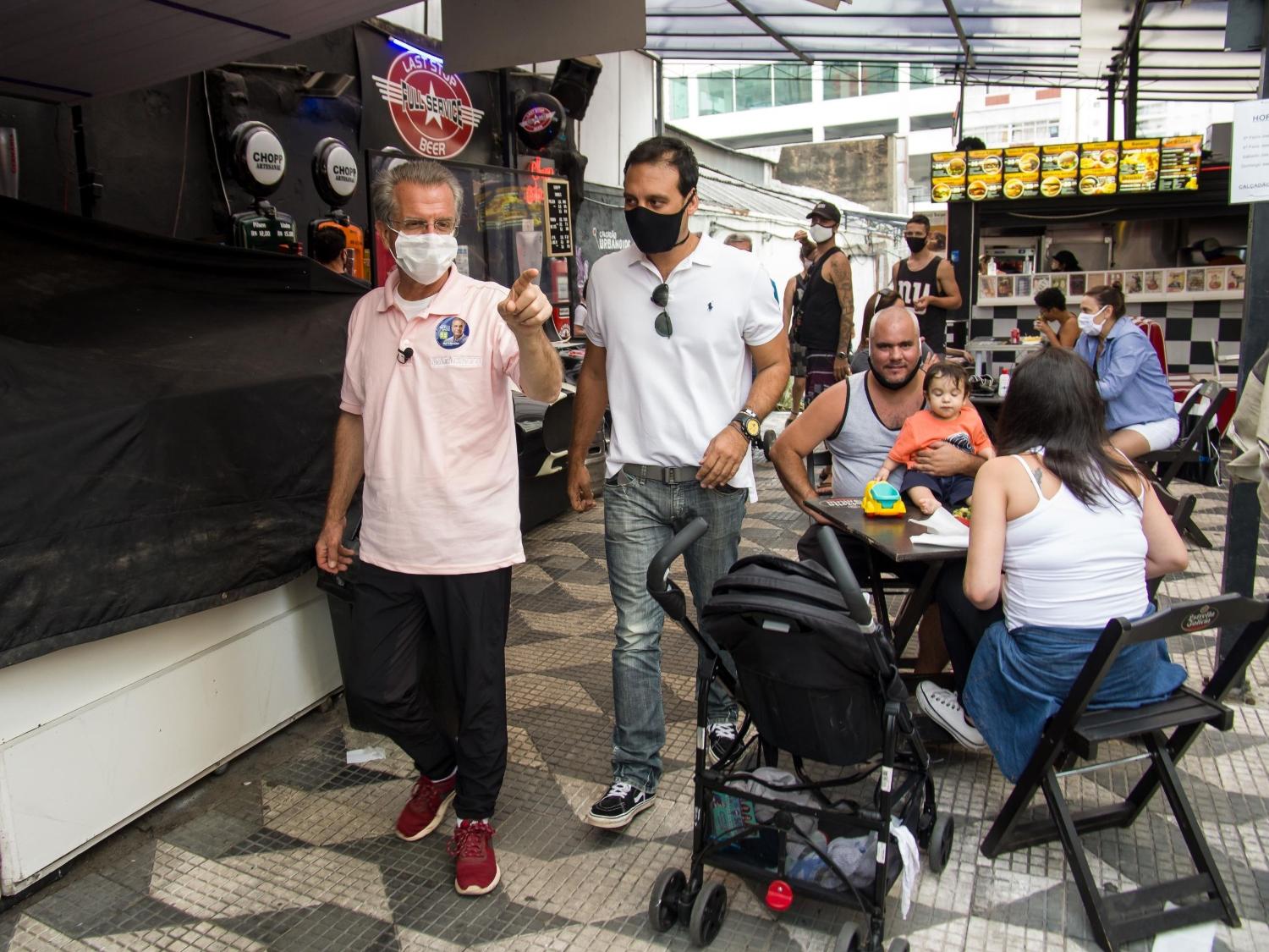 18 out. 2020 - Andrea Matarazzo (PSD) visita food trucks na rua Augusta, no centro de São Paulo - ROBERTO SUNGI/FUTURA PRESS/ESTADÃO CONTEÚDO