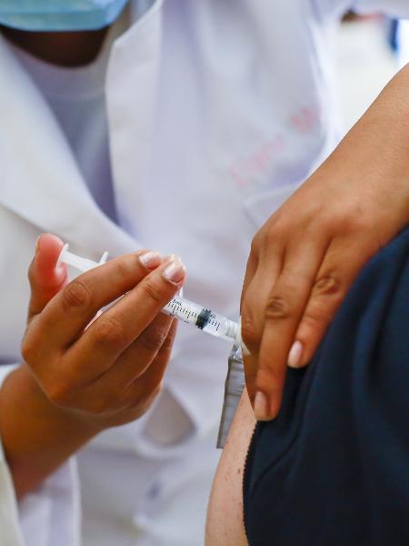 18.jan.2021 - Profissionais de saúde do Hospital das Clínicas de SP são vacinados com a vacina CoronaVac - Marcelo Justo/UOL