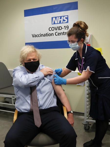 O primeiro-ministro do Reino Unido, Boris Johnson, recebe a primeira dose da vacina, em foto de março deste ano - Frank Augstein-WPA Pool/Getty Images