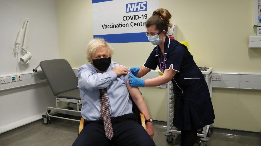 Premiê britânico, Boris Johnson, recebendo a primeira dose; aplicação de terceira dose também beneficia profissionais de saúde - Frank Augstein-WPA Pool/Getty Images